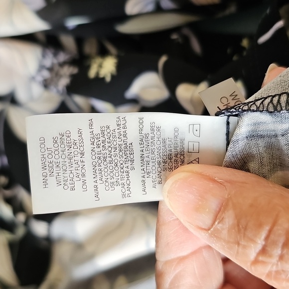 Calvin Klein Black and White Blouse. Vneck. Long Sleeves With Ruffel. 2X - Picture 8 of 8